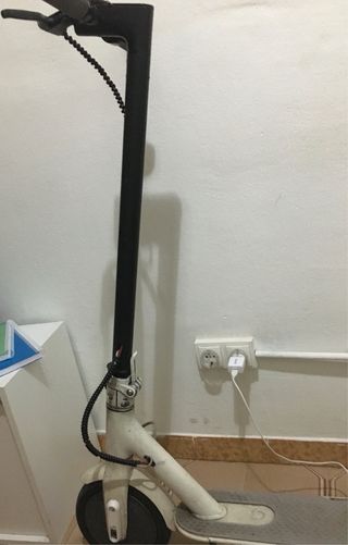 Patinete eléctrico blanco