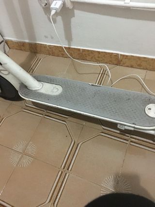 Patinete eléctrico blanco