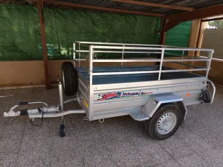 Se alquila Remolque basculante manual.