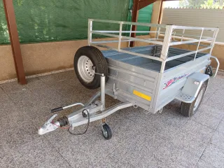 Se alquila Remolque basculante manual.