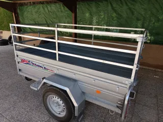 Se alquila Remolque basculante manual.