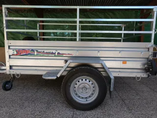 Se alquila Remolque basculante manual.