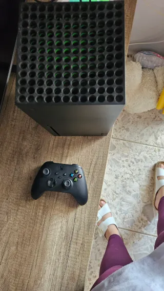 Xbox Series X con controller e cavi