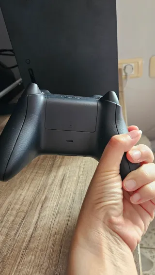 Xbox Series X con controller e cavi