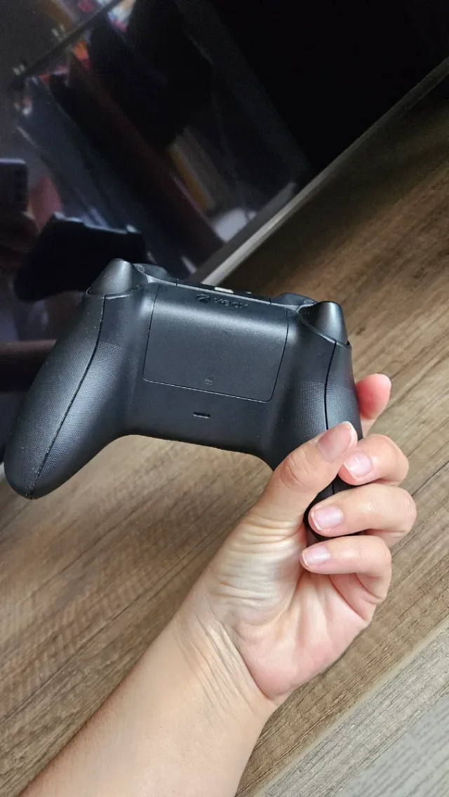 Xbox Series X con controller e cavi