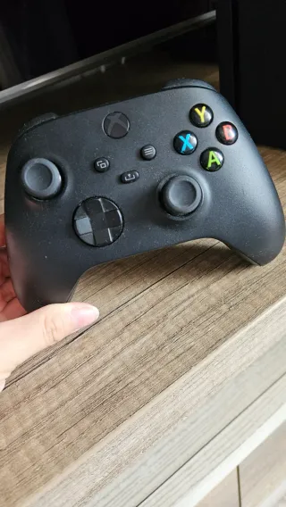 Xbox Series X con controller e cavi