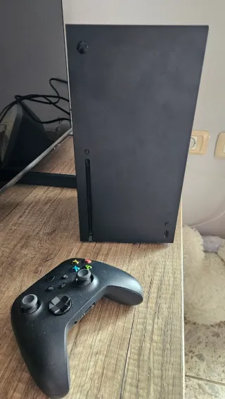 Xbox Series X con controller e cavi