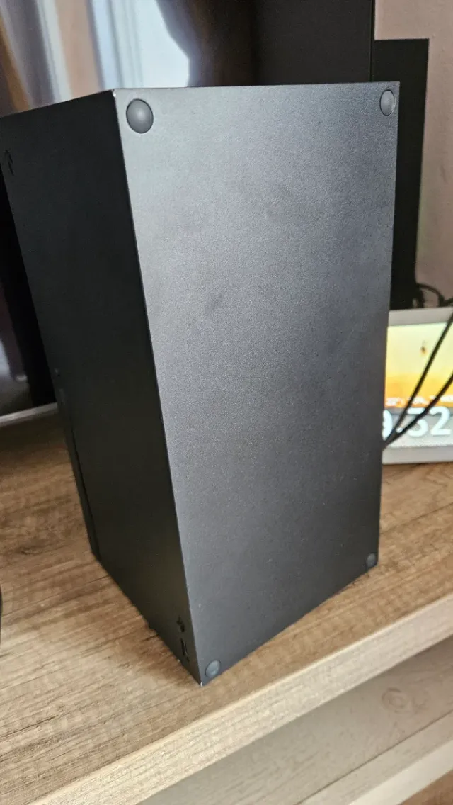 Xbox Series X con controller e cavi