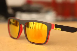 Gafas de sol rojas con lentes brillantes.