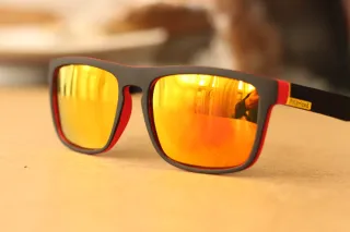 Gafas de sol rojas con lentes brillantes.