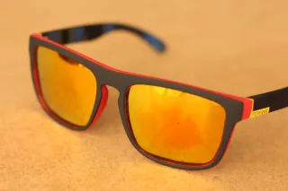 Gafas de sol rojas con lentes brillantes.