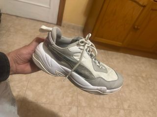 Zapatillas Puma grises y blancas