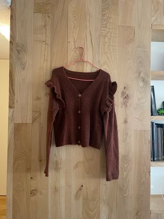 Chaqueta marrón con volantes