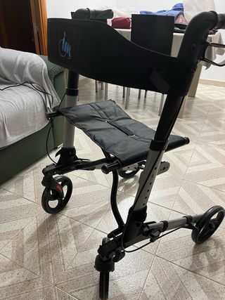 Andador nuevo -no ha salido de casa- de 4 ruedas