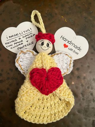 Angelito tejido a mano con corazón