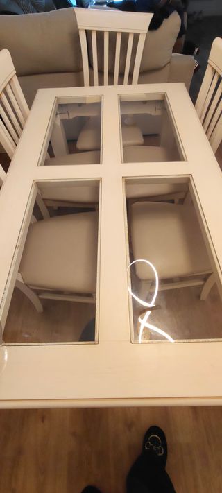 Mesa de comedor y 5 sillas de madera beige