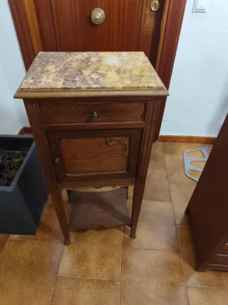 Cómoda de madera tallada y dorada