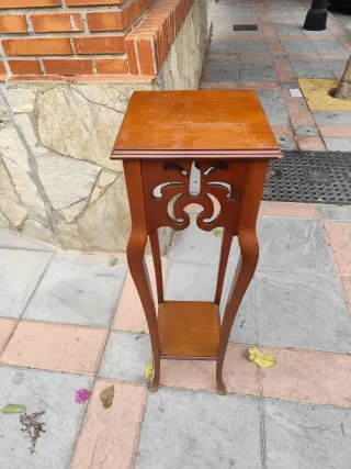 Cómoda de madera tallada y dorada