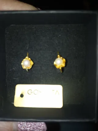 Pendientes de oro y perla para niñas.