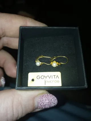Pendientes de oro y perla para niñas.