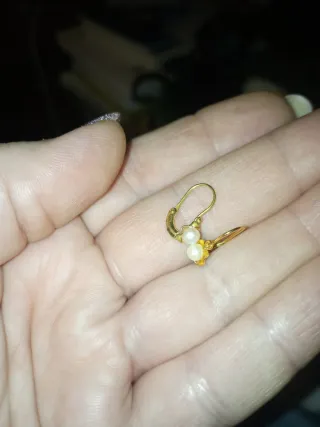 Pendientes de oro y perla para niñas.