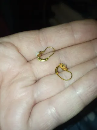 Pendientes de oro y perla para niñas.