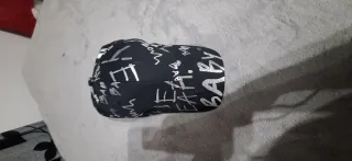 Gorra negra con letras plateadas