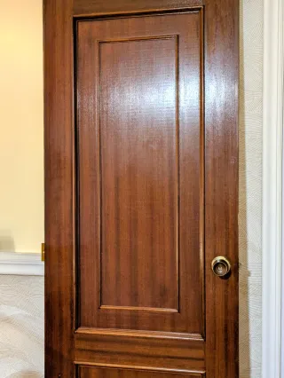 Seis puertas de madera