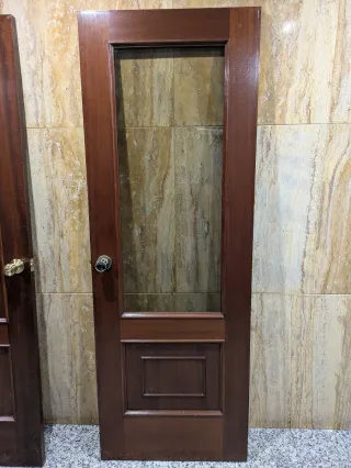 Seis puertas de madera