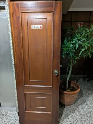 Seis puertas de madera