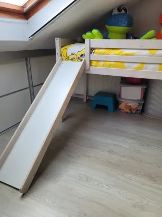 Cama infantil con tobogán