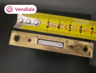 Cerradura antigua dorada