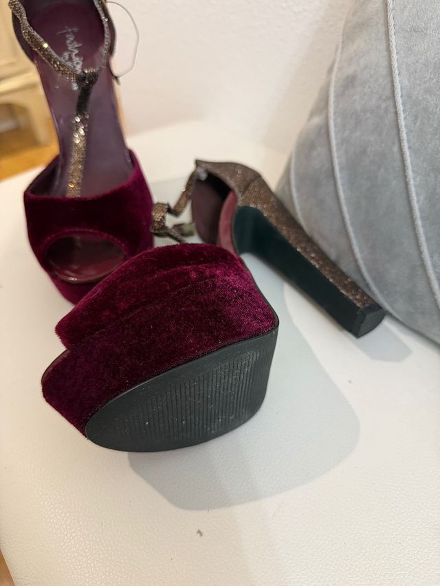 Zapatos de fiesta burdeos y dorados