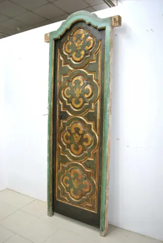 Antigua puerta policromada
