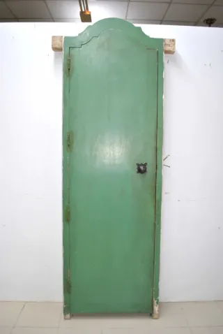 Antigua puerta policromada