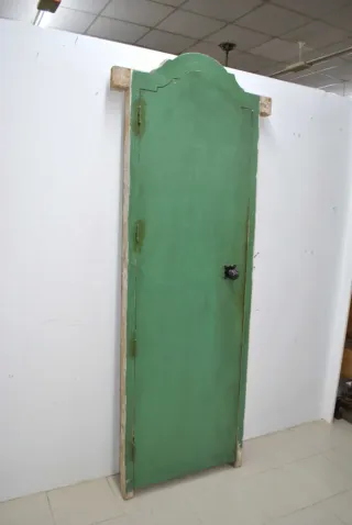 Antigua puerta policromada