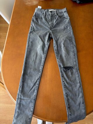 Vaqueros Levi's grises desgastados