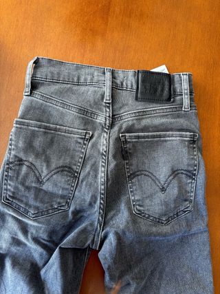 Vaqueros Levi's grises desgastados