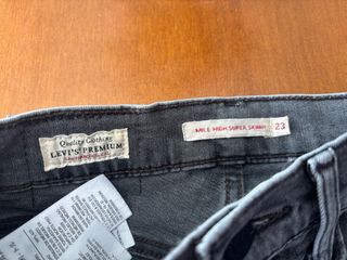 Vaqueros Levi's grises desgastados