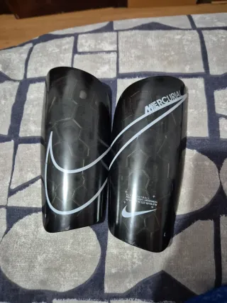 Espinilleras Nike Mercurial Negras