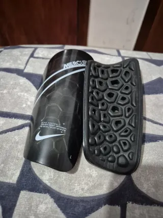 Espinilleras Nike Mercurial Negras