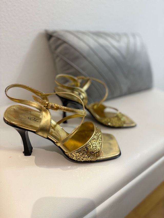 Sandalias doradas fiesta tacón