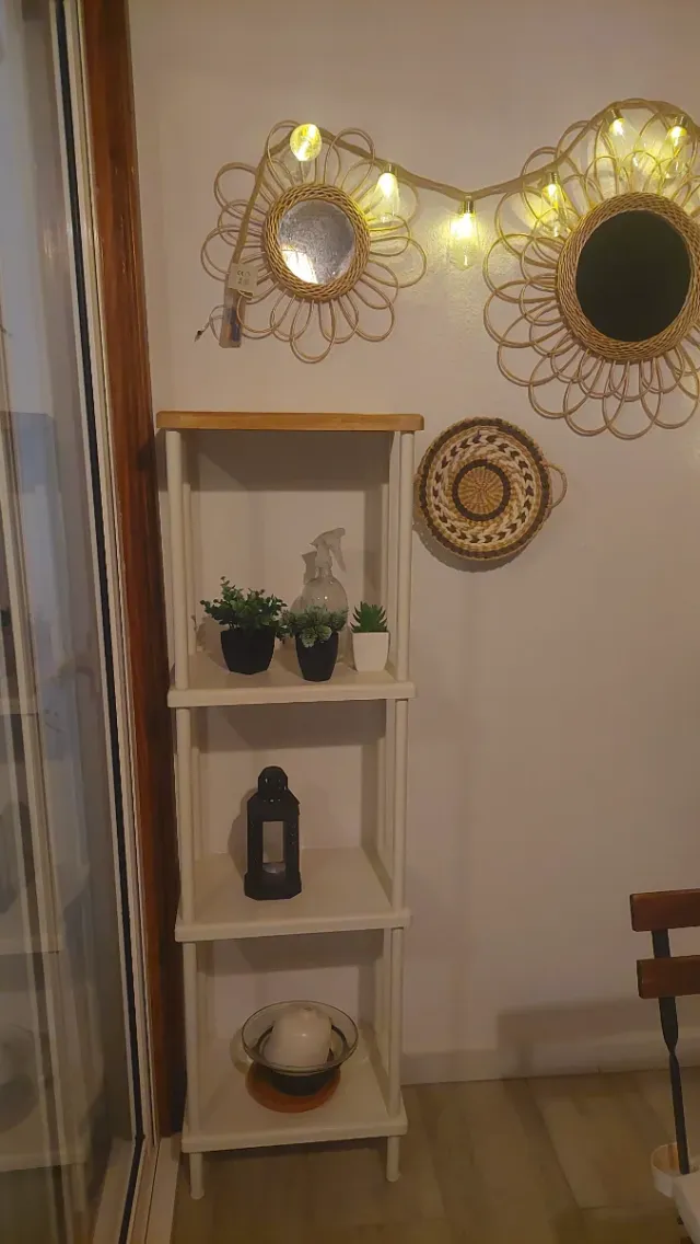 Estantería blanca con detalles de bambú