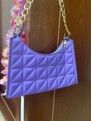 Bolso morado con cadena dorada