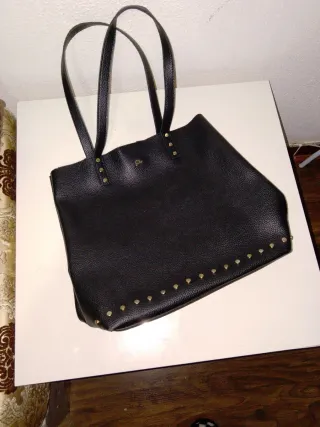 Bolso negro con tachuelas