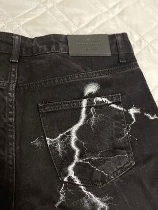 Calças BoohooMAN pretas com relâmpagos