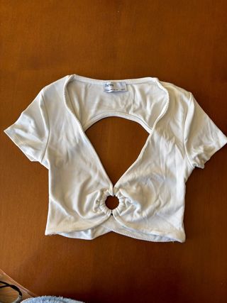 Top Bershka blanco con aro