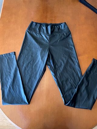 Pantalón efecto piel Calzedonia negro