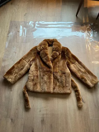 Abrigo de piel de conejo rojo