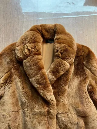 Abrigo de piel de conejo rojo